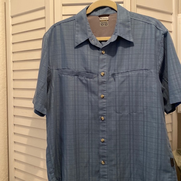 COLUMBIA Titanium “Men’s Short Sleeve Shirt” Blue Size Medium Button Down EUC - Picture 1 of 4
